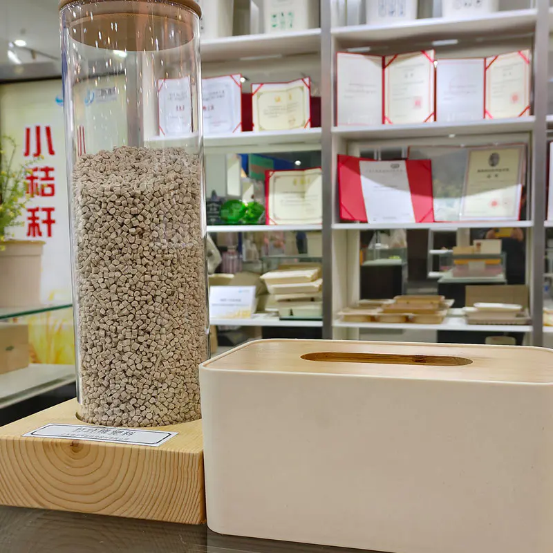 In che modo la plastica in fibra di bambù si confronta con la plastica tradizionale in termini di durata?